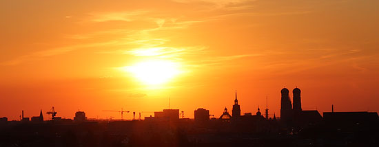 Ein Platz mit Aussicht auch über die Stadt auf der Hoch5 Dachterrasse am Ostbahnhof (©Foto. Martin Schmitz)